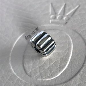 One Pandora Ribbed Clip